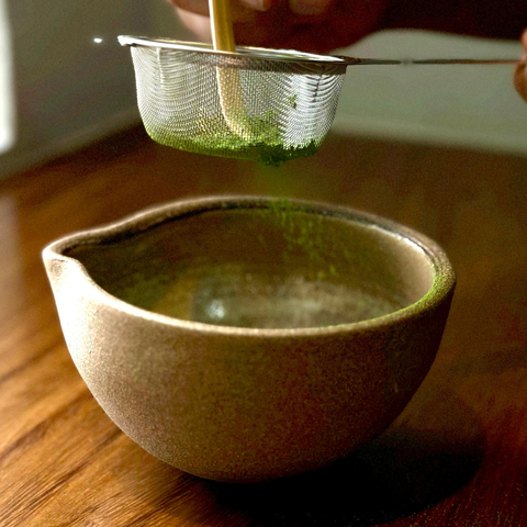 ¿Por qué es importante cernir tu matcha?